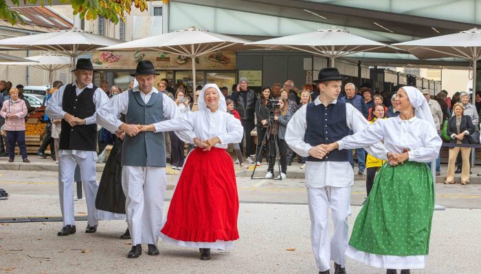 Ples folklornih skupin na tržnici