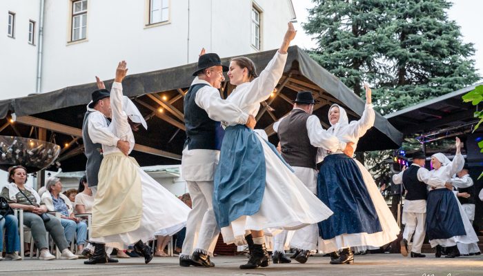 Ujemi ritem: Folklora